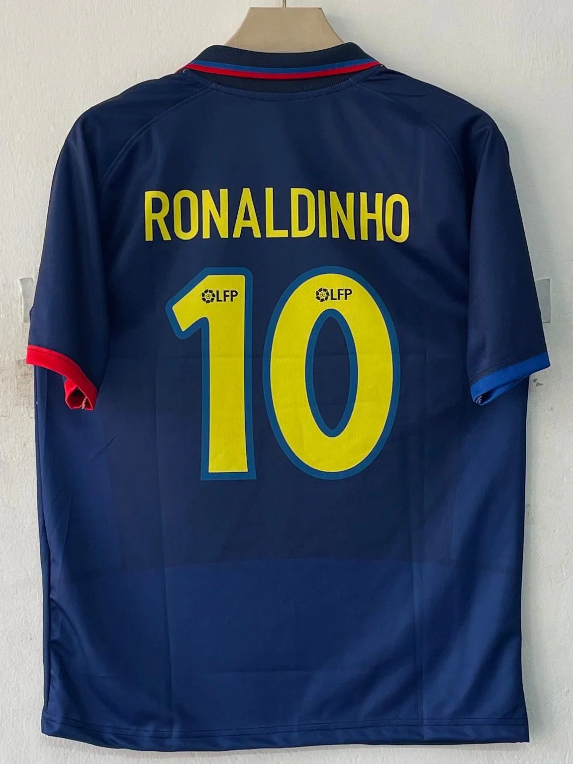 Barça Retro Classic — FC Barcelona 2002–03 Away  Ronaldinho-Inspired Edition - Image 2