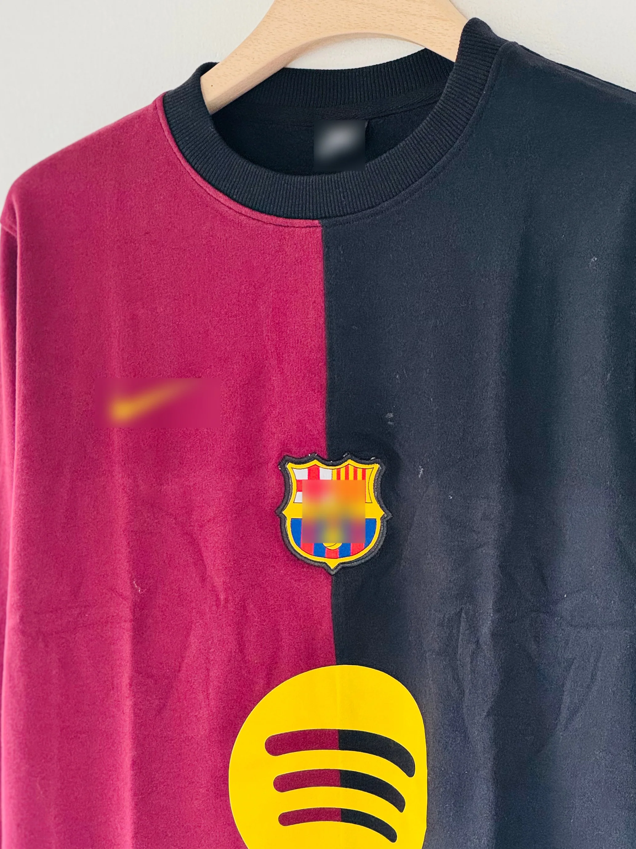 Barcelona FC crew-neck sweatshirt features a distinct split design in maroon and black - Image 4