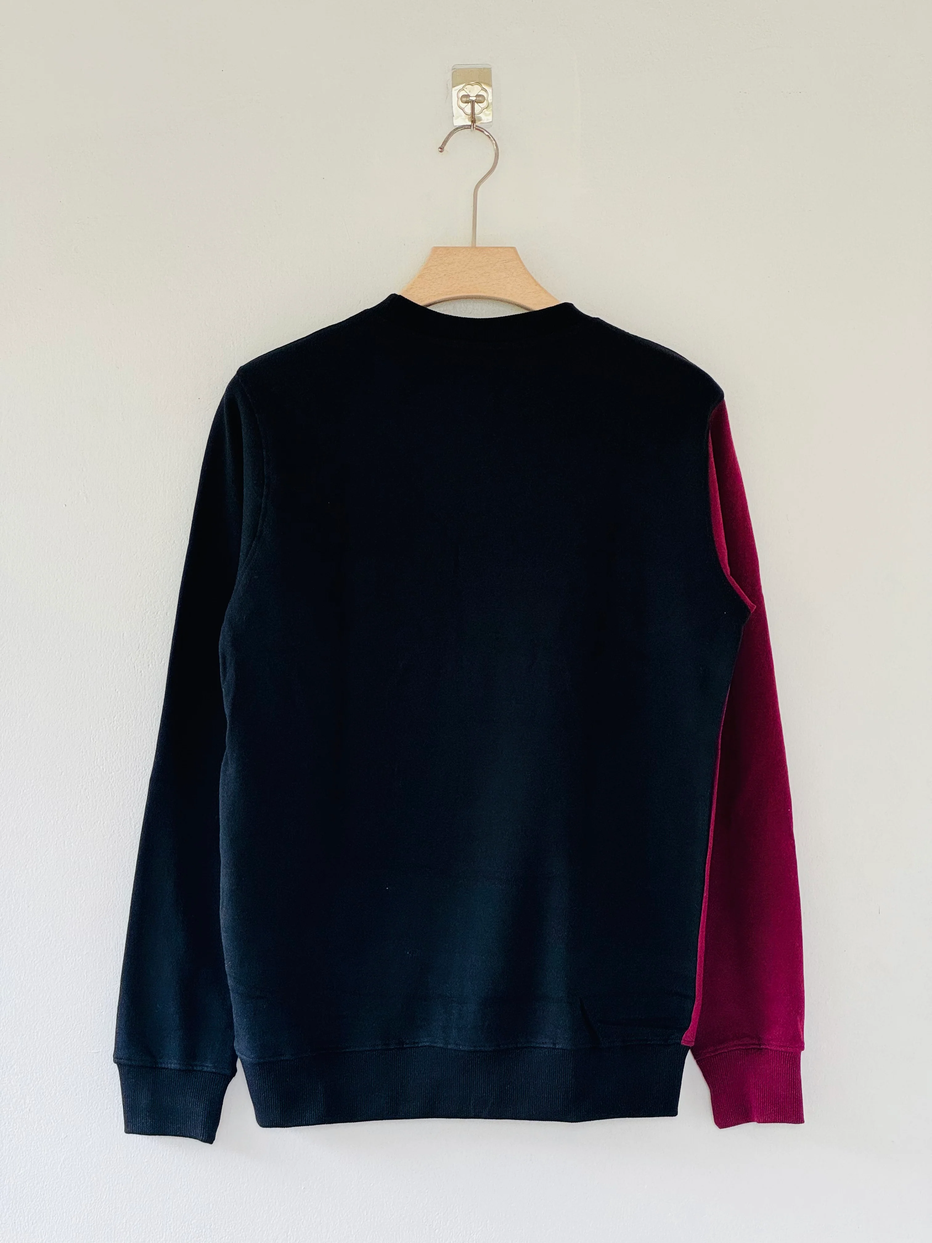 Barcelona FC crew-neck sweatshirt features a distinct split design in maroon and black - Image 5