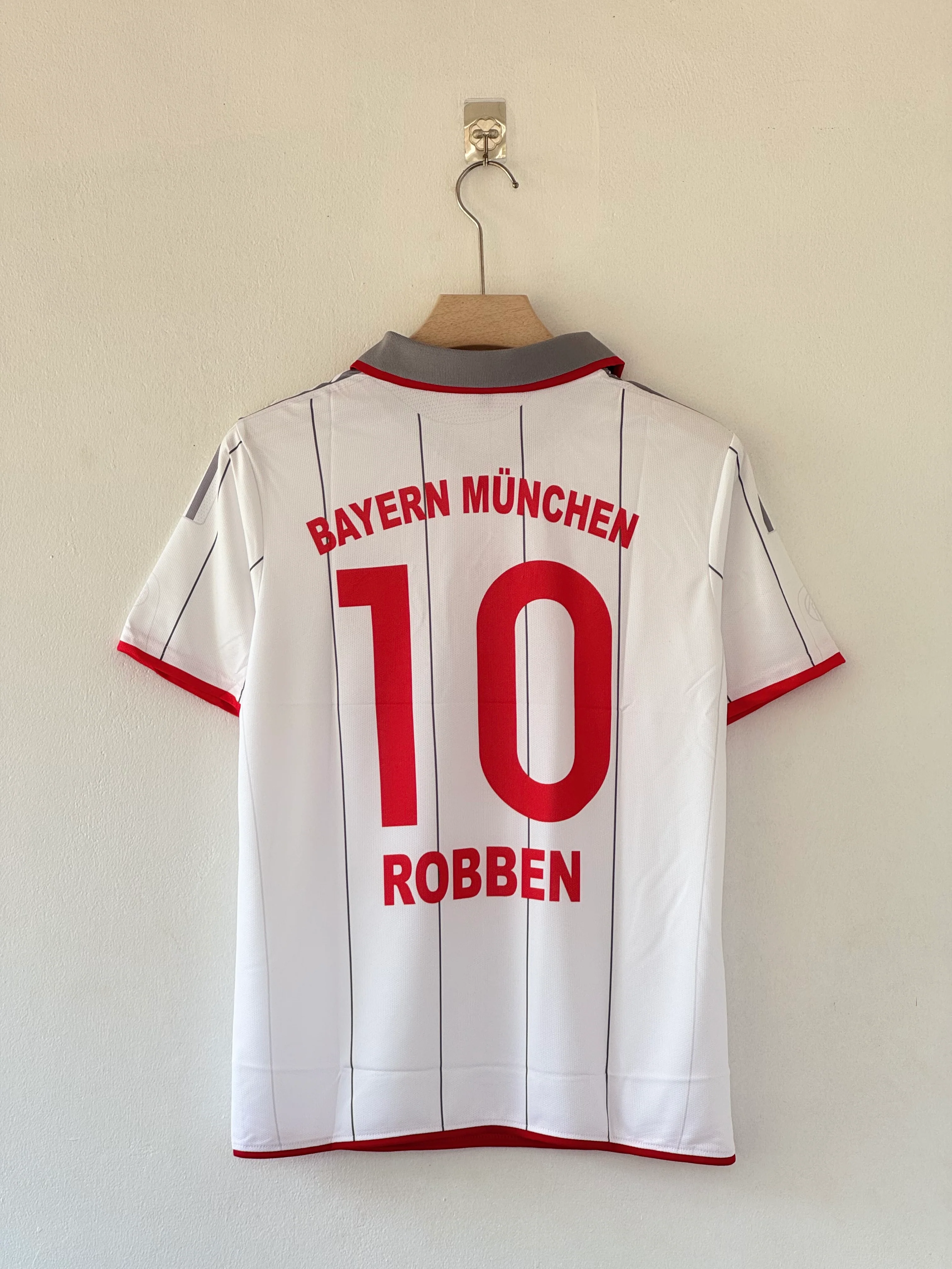 Bayern Munich 2009–10 Away Jersey - Image 4