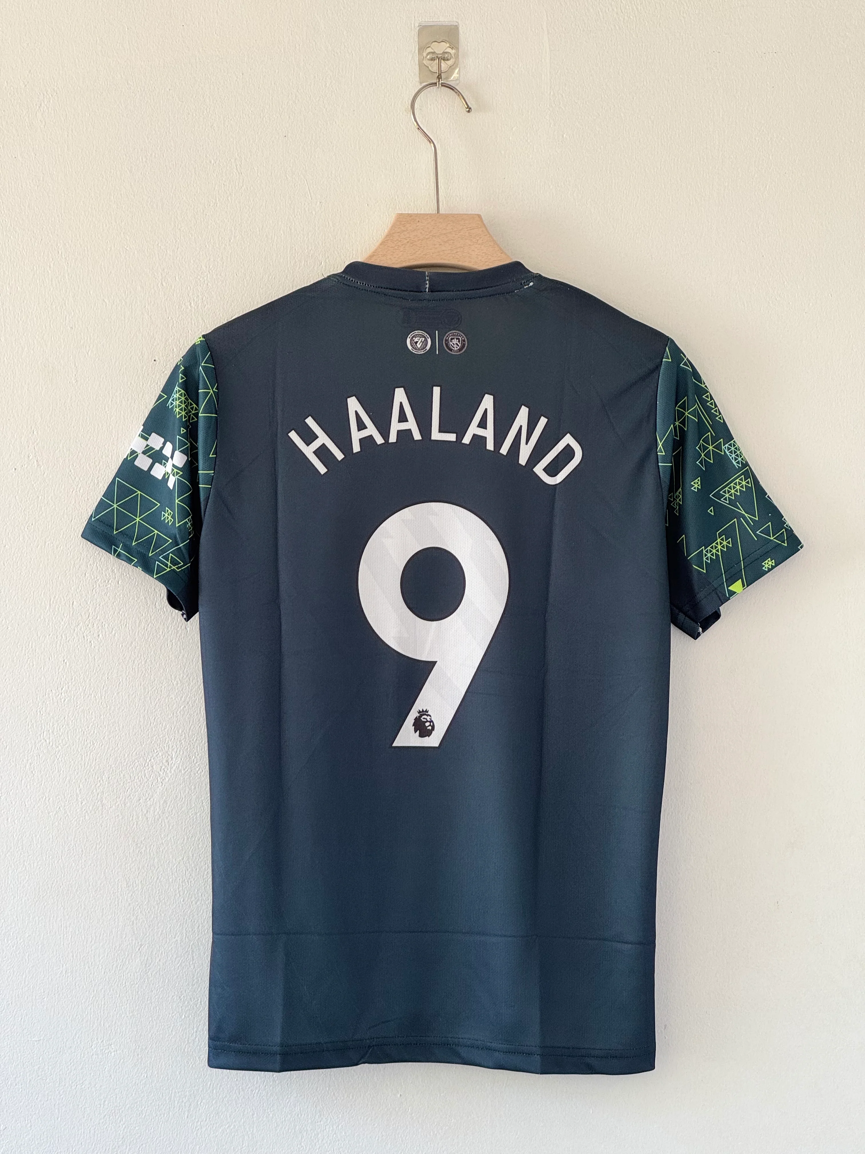 Elegance in Motion – Manchester City 25/26 Fourth Kit - Image 4