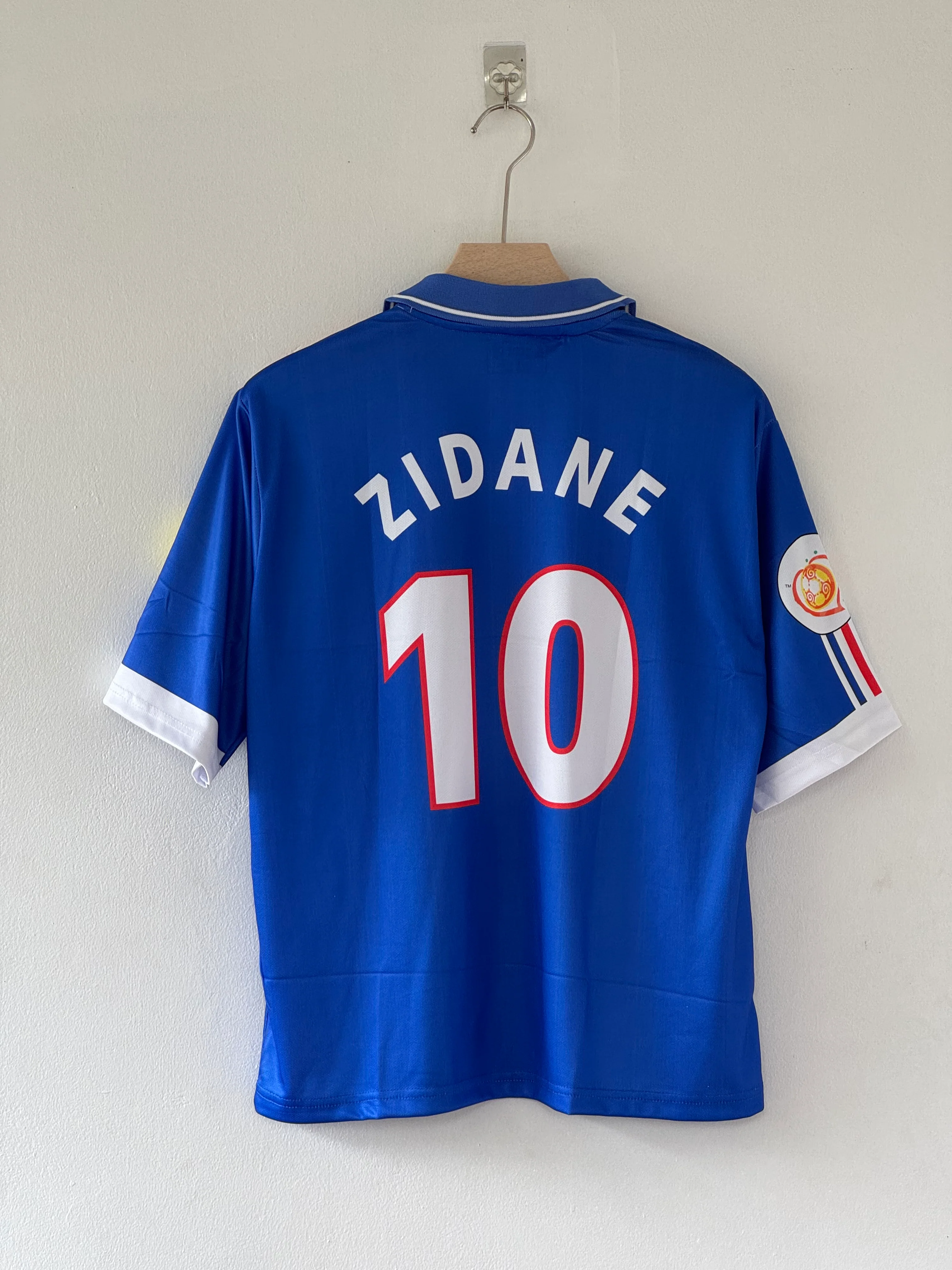 Gallic Elegance Reimagined – France 2000/01 Zidane Five Sleeve Jersey - Image 3