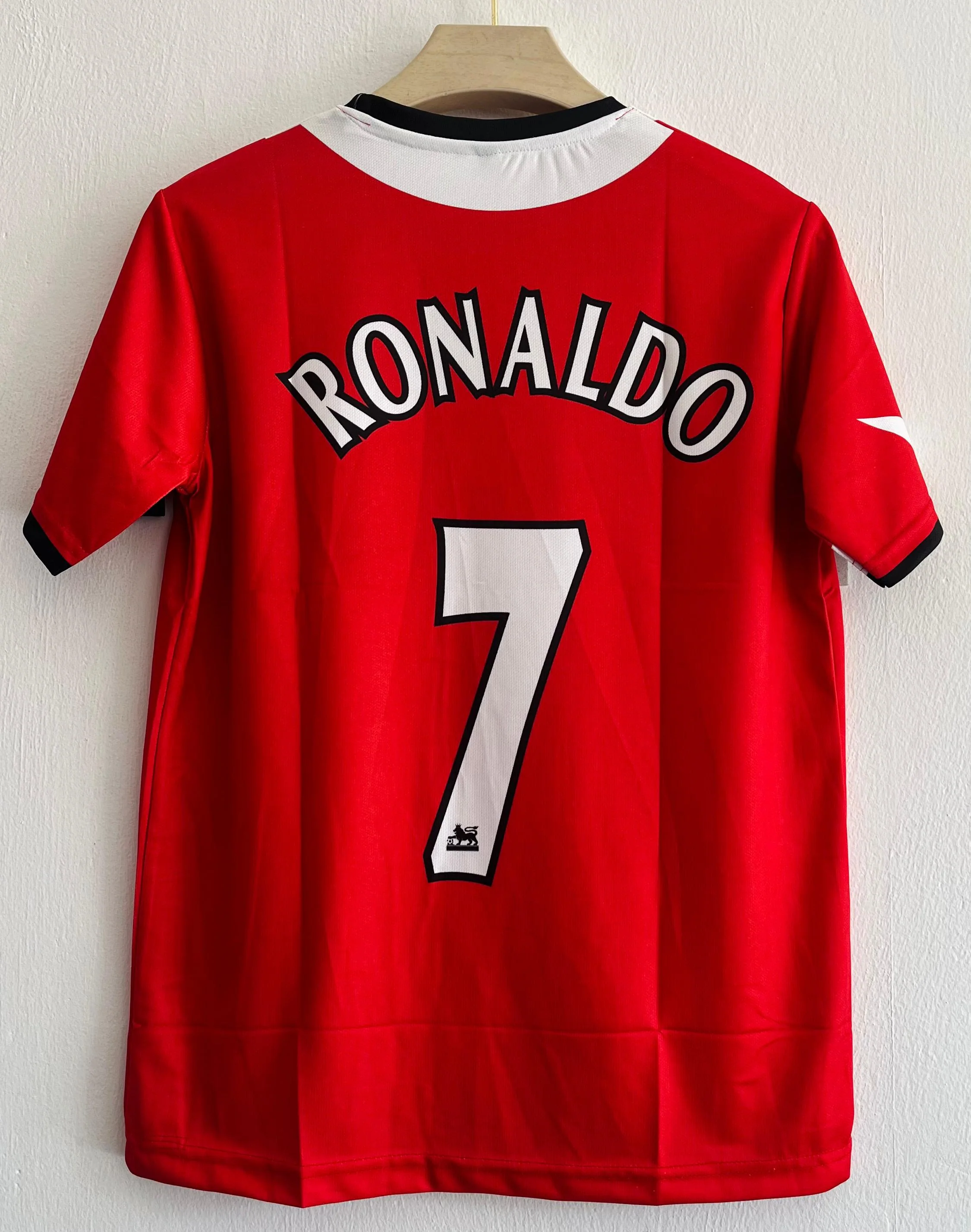 Manchester United 2004-05 Vodafone Retro Jersey - Image 3