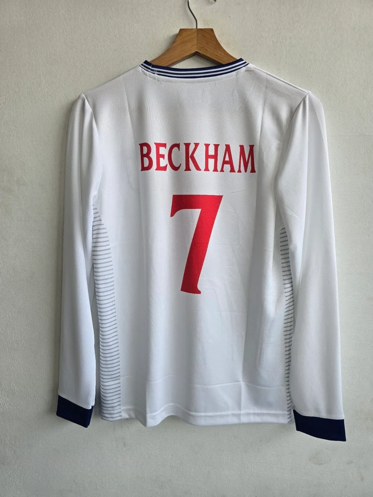 Relive Beckham’s Legacy with the Iconic 2000 England Home Jersey - Image 3