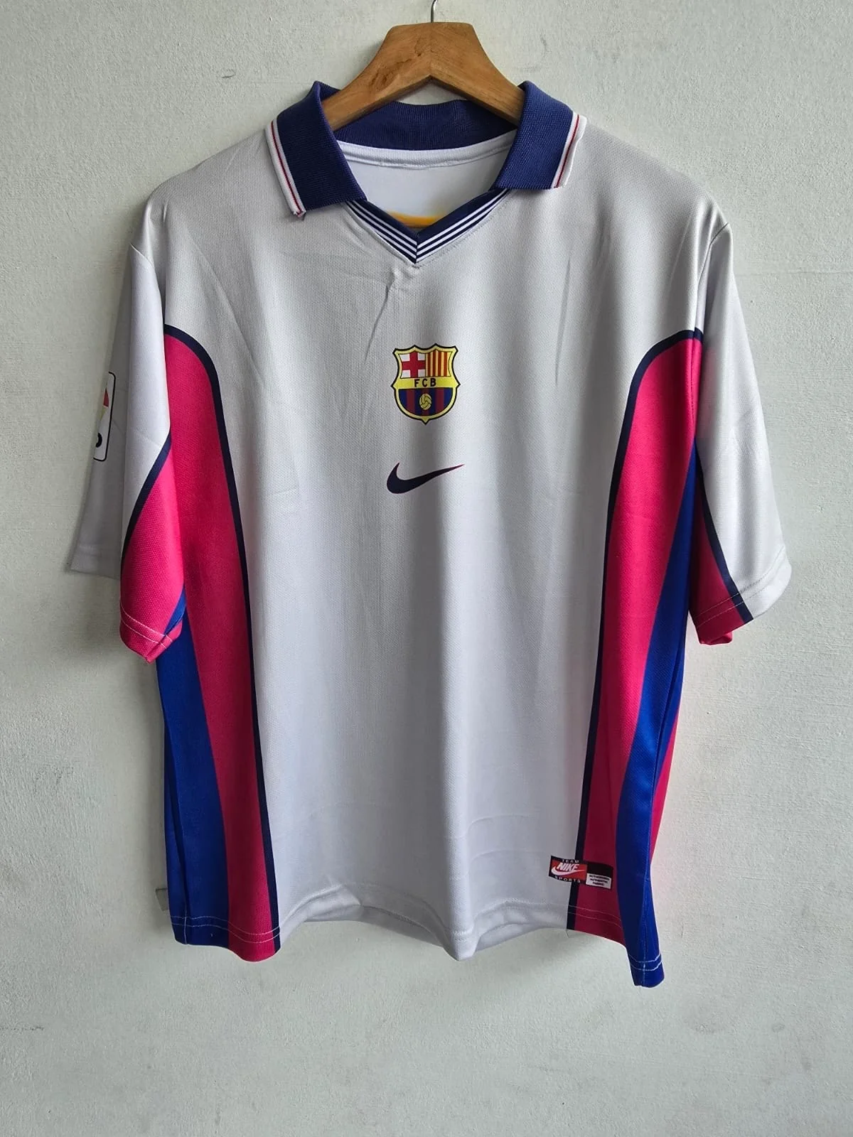 Retro Rarity Meets Brazilian Flair – Barcelona 1999–00 Away Kit (Ronaldinho Five-Sleeve Edition)