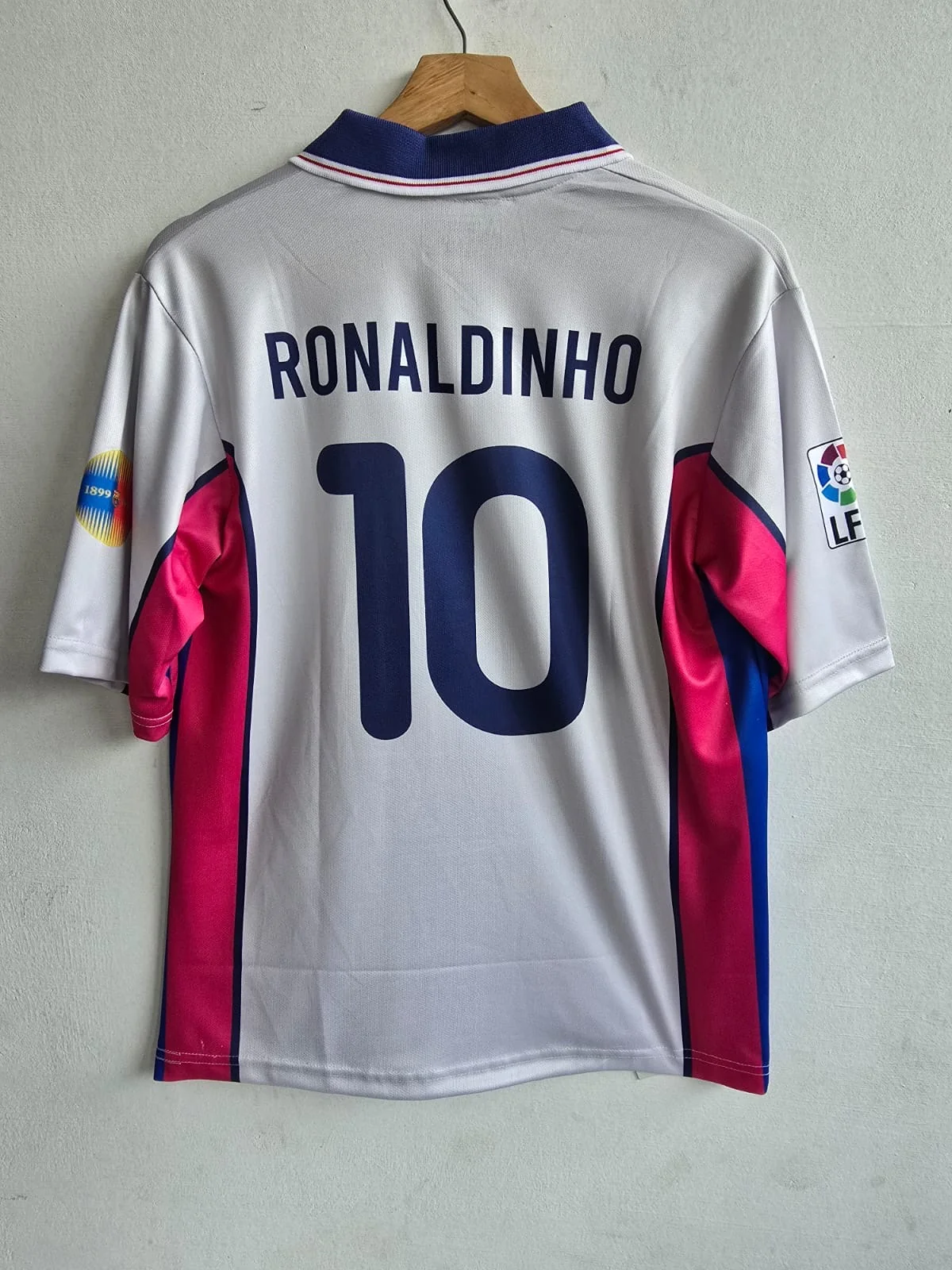 Retro Rarity Meets Brazilian Flair – Barcelona 1999–00 Away Kit (Ronaldinho Five-Sleeve Edition) - Image 3